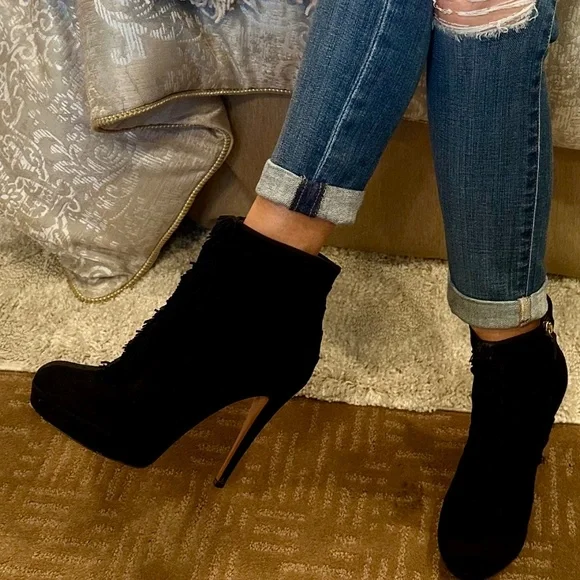 GUCCI Suede Fringe Trim Ankle Boots Size: 8 | IT 38 - Picture 3 of 8